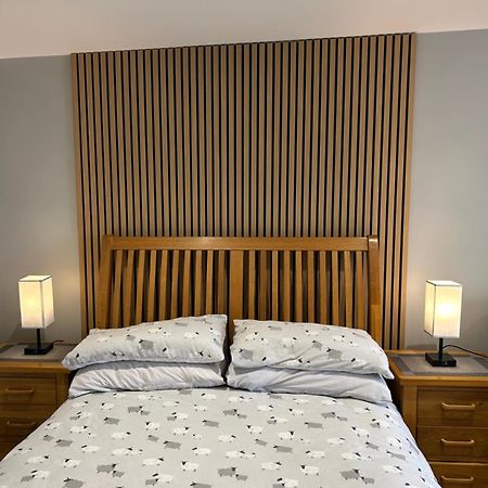 Roblins Nest Apartment Ammanford Bagian luar foto