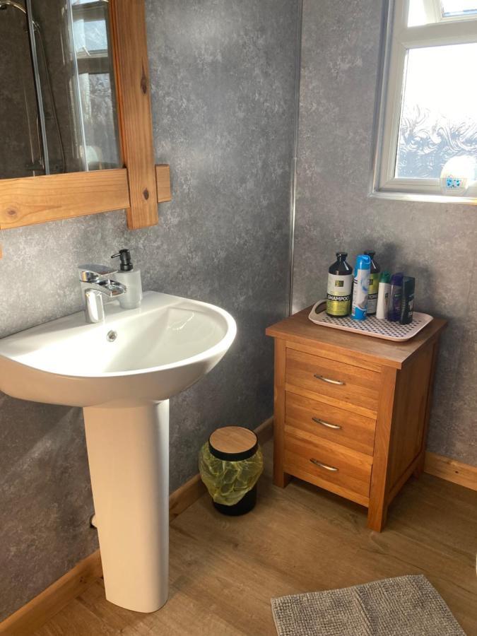 Roblins Nest Apartment Ammanford Bagian luar foto