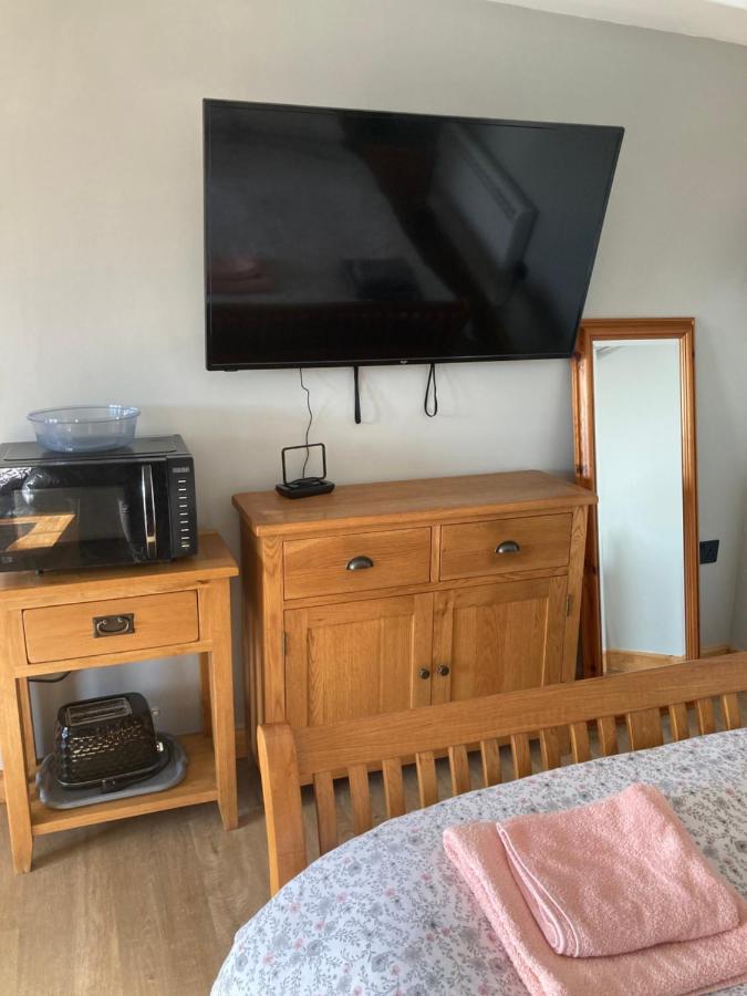 Roblins Nest Apartment Ammanford Bagian luar foto